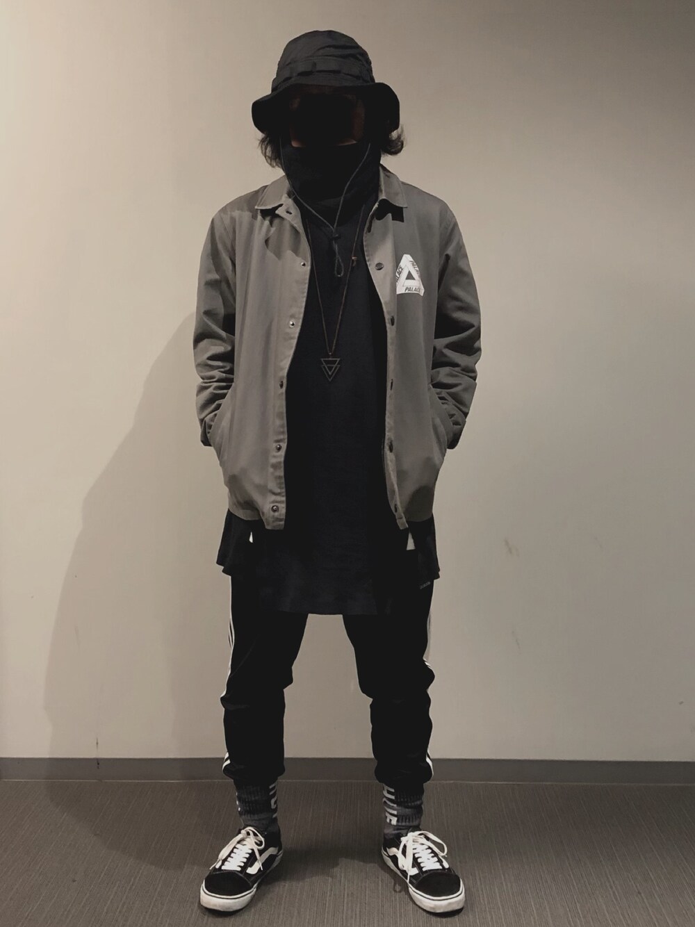 「palace、adidas、adidas originals、Y-3、NEW ERA、HUF、VANS、バケットハット、ソックス×パンプス」｜「PALACEのアイテム（ナイロンジャケット、グレー系）」を使った、宙宇さん（メンズ・165cm）の春コーディネートの1枚目の写真