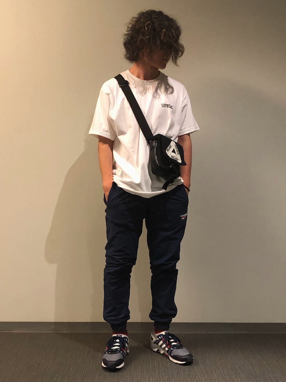 「supreme、AKIRA、reebok、palace、adidas、adidas originals、EQUIPMENT、sneakers」｜「PALACEのアイテム（ショルダーバッグ、ブラック系）」を使った、宙宇さん（メンズ・165cm）の夏コーディネートの1枚目の写真