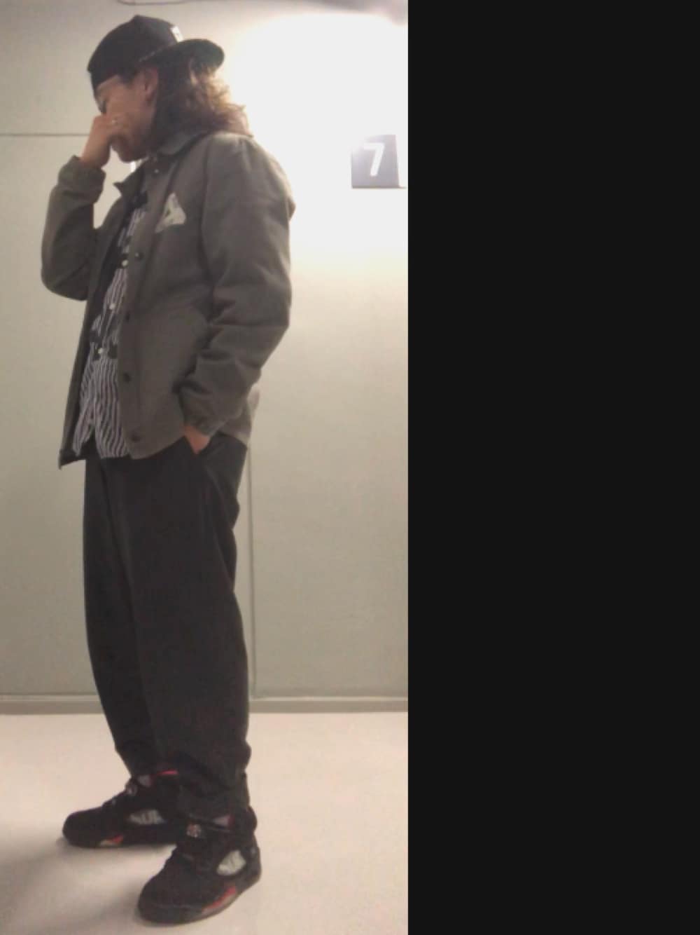 「supreme、palace、COMME des GARCONS、NEW ERA、NIKE、Dickies、チノパン、コーチジャケット、jordan5」｜「Dickiesの【別注】 ＜Dickies＞ W/WIDE 9/10 LENGTH/パンツ（その他パンツ、グレー系）」を使った、宙宇さん（メンズ・165cm）の春コーディネートの1枚目の写真