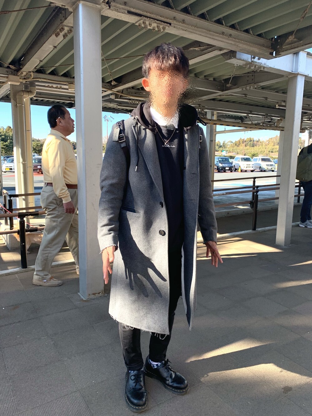 「休日スタイル、きれいめカジュアル、革靴、新年一発目、ドクターマーチン」｜「HAREのフロントラナミークシャツ(HARE)（シャツ/ブラウス、ホワイト系）」を使った、yamamaさん（メンズ・169cm）の冬コーディネートの1枚目の写真