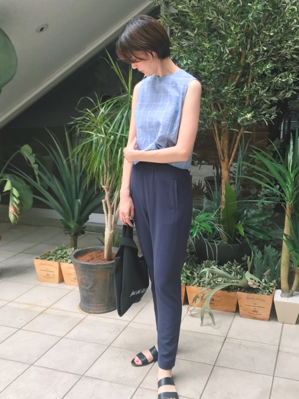 「夏コーデ、オトナカジュアル、ラクチンコーデ、outfit、ootd、ネイビーコーデ、高身長女子」｜「BED&BREAKFASTのDRY TWILL パンツ（その他パンツ、ブルー系）」を使った、GREED FUK  YUKKOさん（レディース・177cm）の夏コーディネートの1枚目の写真