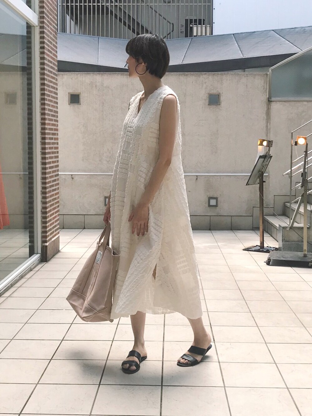 「シンプルコーデ、オトナカジュアル、summer、outfit、ワンピース、高身長女子、高身長」｜「GREED Internationalのアイテム（ワンピース、ホワイト系）」を使った、GREED FUK  YUKKOさん（レディース・177cm）の夏コーディネートの1枚目の写真