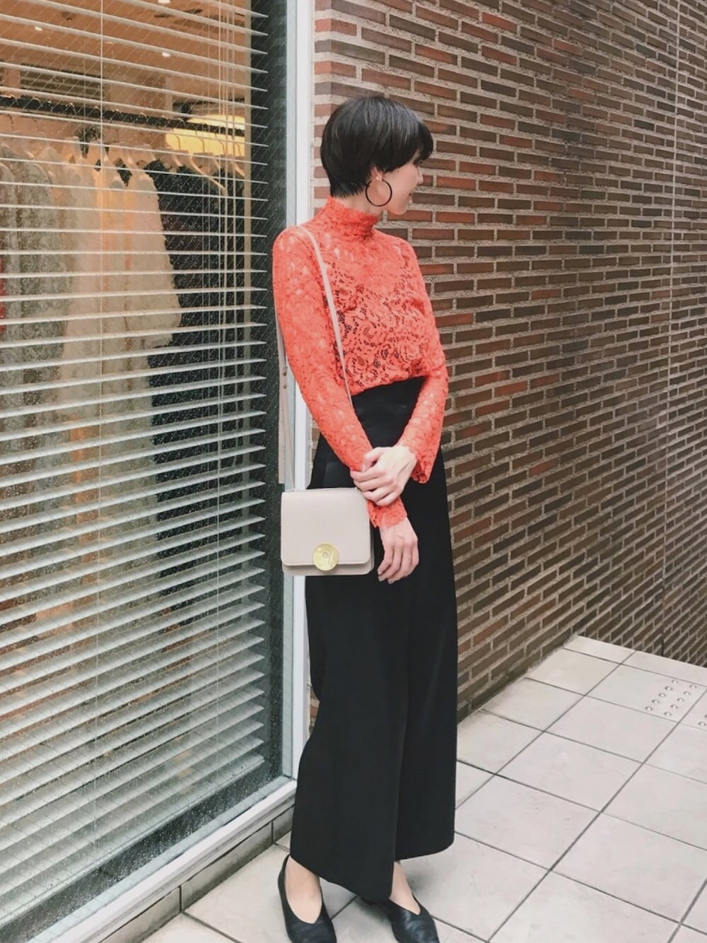 「オケージョン、オケージョンスタイル、結婚式、結婚式スタイル、結婚式コーデ、パンツスタイル、レース、ハイネック、高身長女子」｜「GREED InternationalのCLASSIC CODE LACE ハイネック（シャツ/ブラウス、オレンジ系）」を使った、GREED FUK  YUKKOさん（レディース・177cm）の秋コーディネートの1枚目の写真