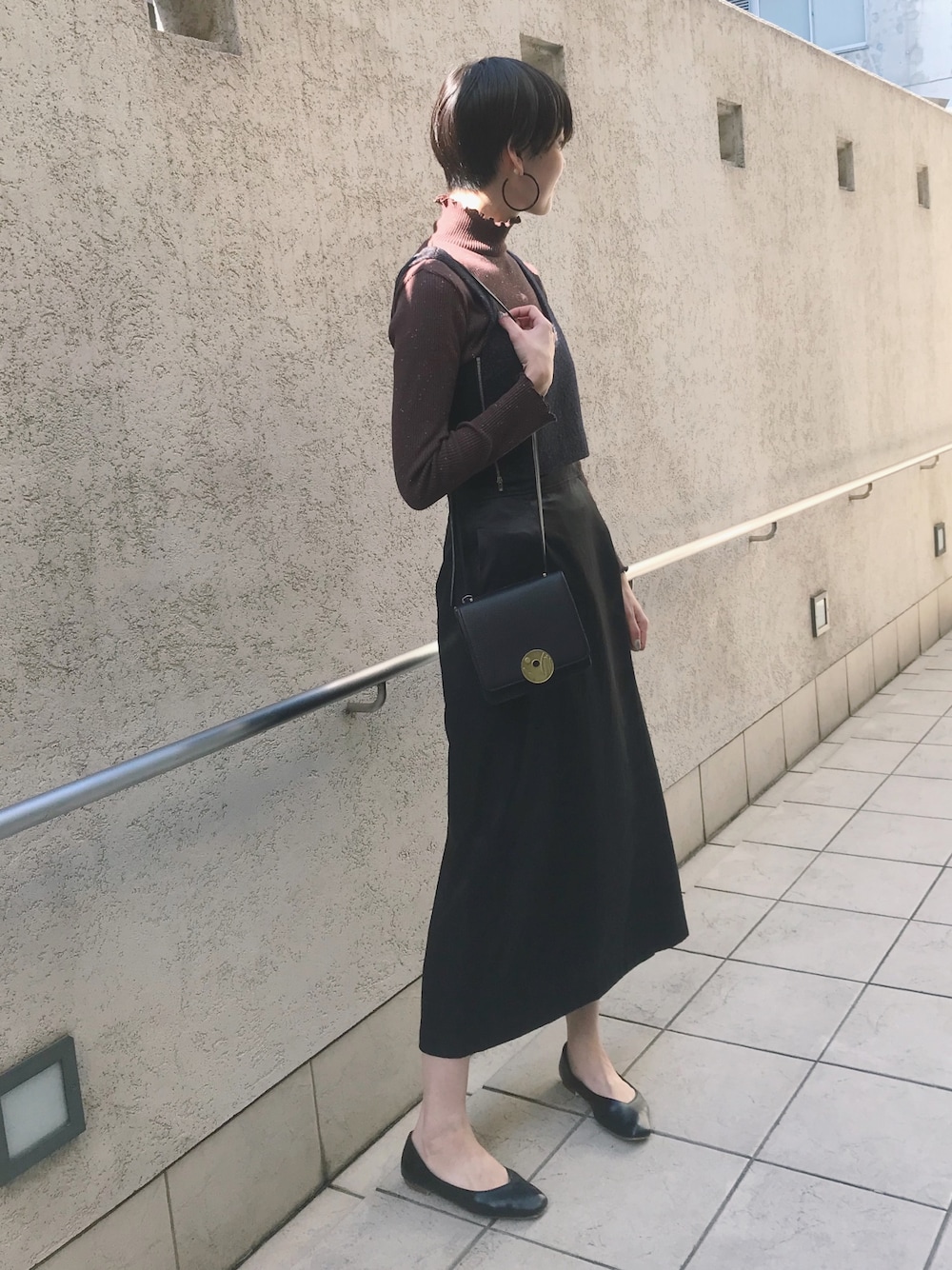 「秋のコーデ、レイヤードスタイル、ハイネック、ブラウンコーデ、ブラックコーデ、スカート、高身長女子、高身長、高身長コーデ」｜「BED&BREAKFASTのSTARDUST ハイネックトップ（Tシャツ/カットソー、ブラウン系）」を使った、GREED FUK  YUKKOさん（レディース・177cm）の秋コーディネートの1枚目の写真