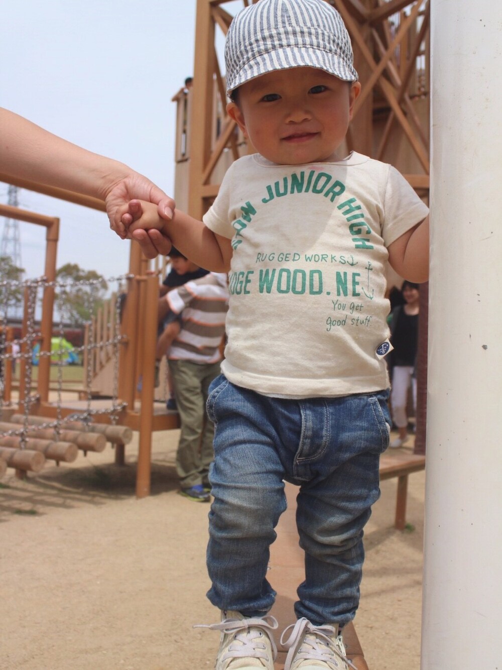 「公園、デニム、Tシャツ」｜「RUGGEDWORKSの半袖Tシャツ（Tシャツ/カットソー、グリーン系）」を使った、どんぐり兄弟☺︎☺︎さん（キッズ・80cm）の夏コーディネートの1枚目の写真