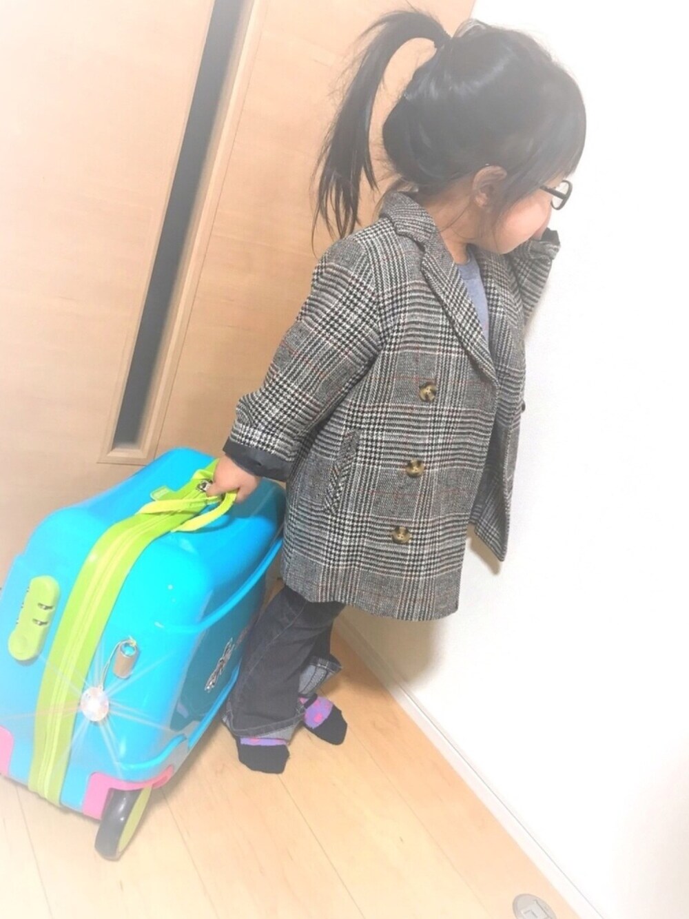 「旅行バッグ、旅行スタイル、チェスターコート、子供 スーツケース、春、キッズメガネ、西松屋 グレンチェック、女の子、相互フォロー、3歳」｜「アイデス　リトローリのアイテム（トラベルグッズ、ブルー系）」を使った、Rinaman★さん（キッズ・80cm）の春コーディネートの1枚目の写真