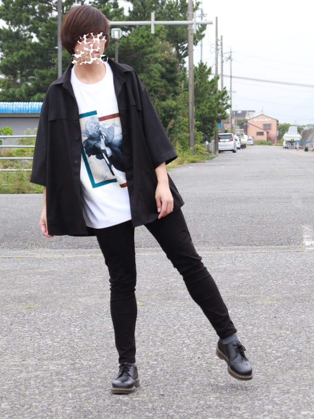 ホワイト系のTシャツ/カットソー、ブラック系のシャツ/ブラウス、ブラック系のその他パンツを着用したメンズの秋コーディネートの1枚目の写真