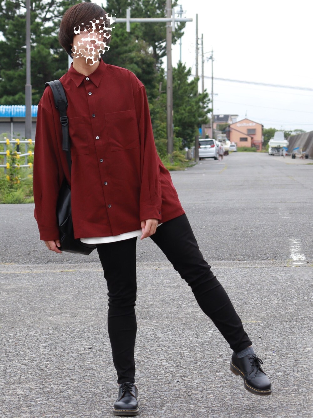 レッド系のシャツ/ブラウス、ブラック系のブーツ、ブラック系のその他パンツを着用したメンズの秋コーディネートの1枚目の写真