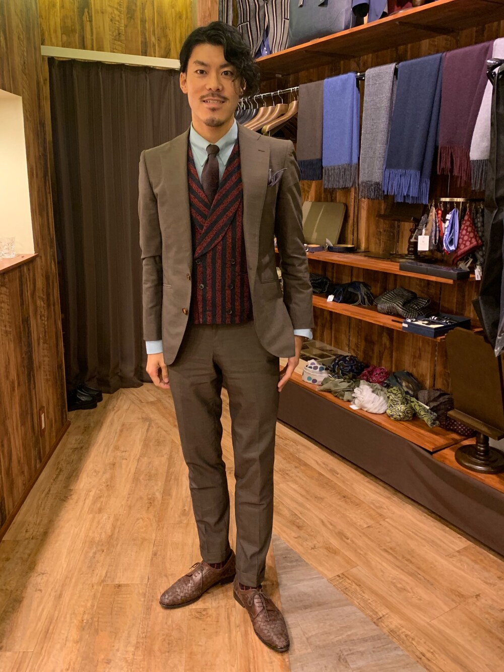 UNIVERSAL LANGUAGEのスーツベストを使った人気ファッション