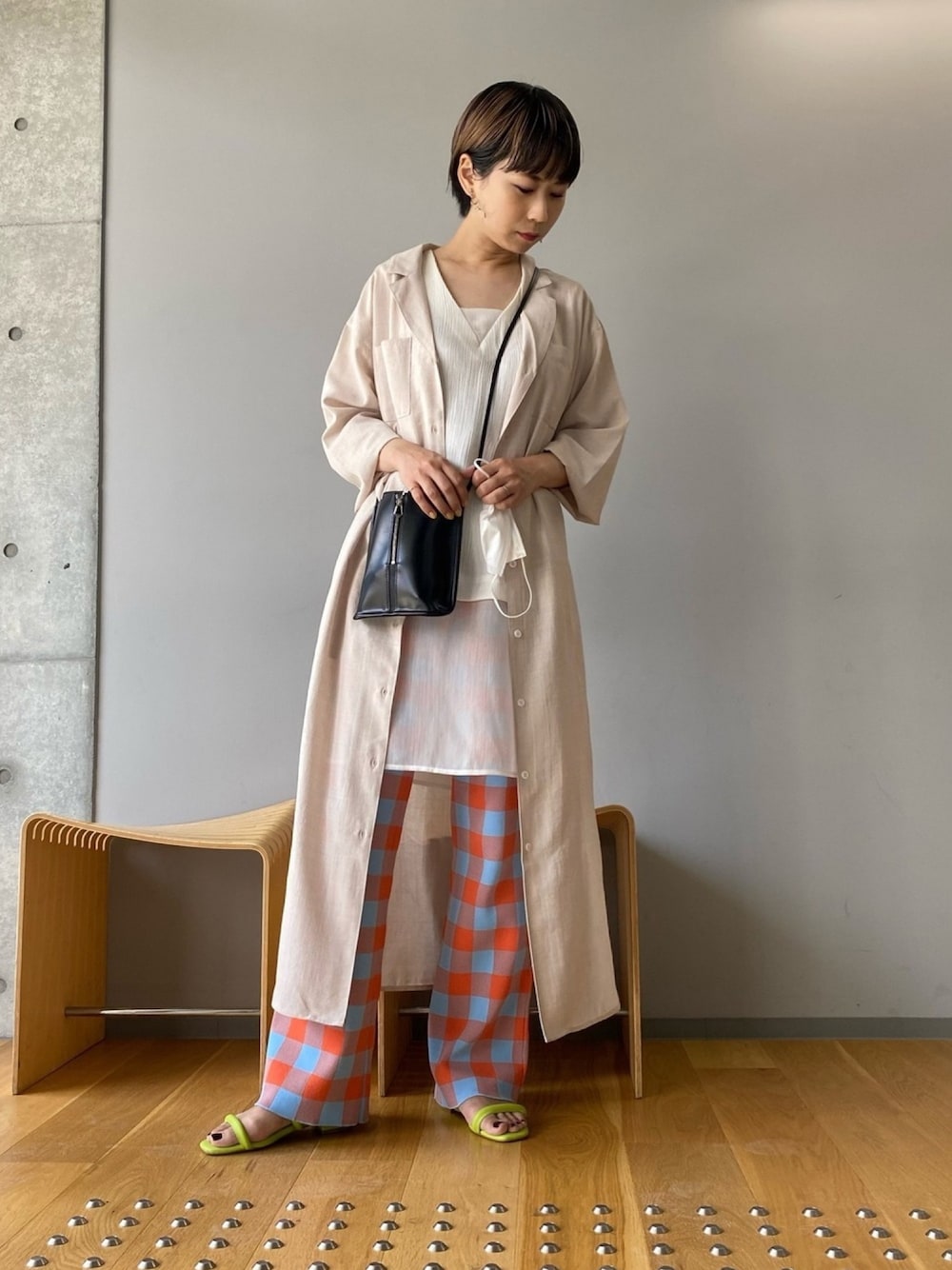 「ゆるコーデ、ホワイト、休日コーデ、チェックパンツ、シャツワンピ、シアートップス、ライムグリーン、コンシャスデイ、オリエンタルトラフィック、11214」｜「MAISON SPECIALのブロックチェックニットパンツ【MAISON SPECIAL/メゾンスペシャル】（その他パンツ、オレンジ系）」を使った、yumiさん（レディース・155cm）の夏コーディネートの1枚目の写真