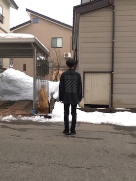 「OFF-WHITE」｜「アイテム（その他）」を使った、アラしさん（メンズ・170cm）の春コーディネート