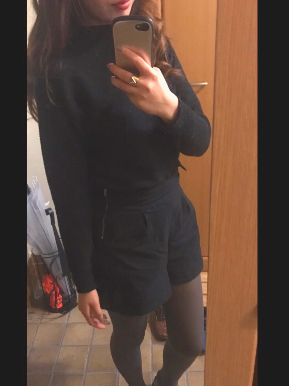 ブラック系のニット/セーター、ブラック系のパンツ、グレー系のタイツ/ストッキングを着用したレディースの春コーディネートの1枚目の写真