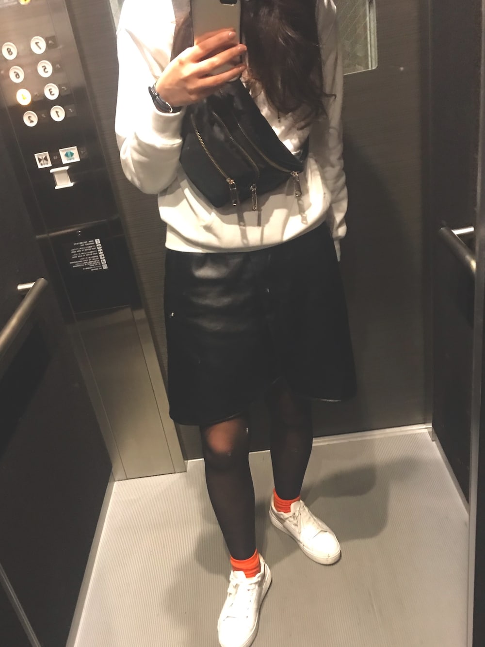 「ootd、カジュアル、シンプル、ラフ、パーカー、レザースカート、オレンジ、スニーカー、白黒、フーディー」｜「GUのアイテム（パーカー、ホワイト系）」を使った、Say0さん（レディース・164cm）の秋コーディネートの1枚目の写真