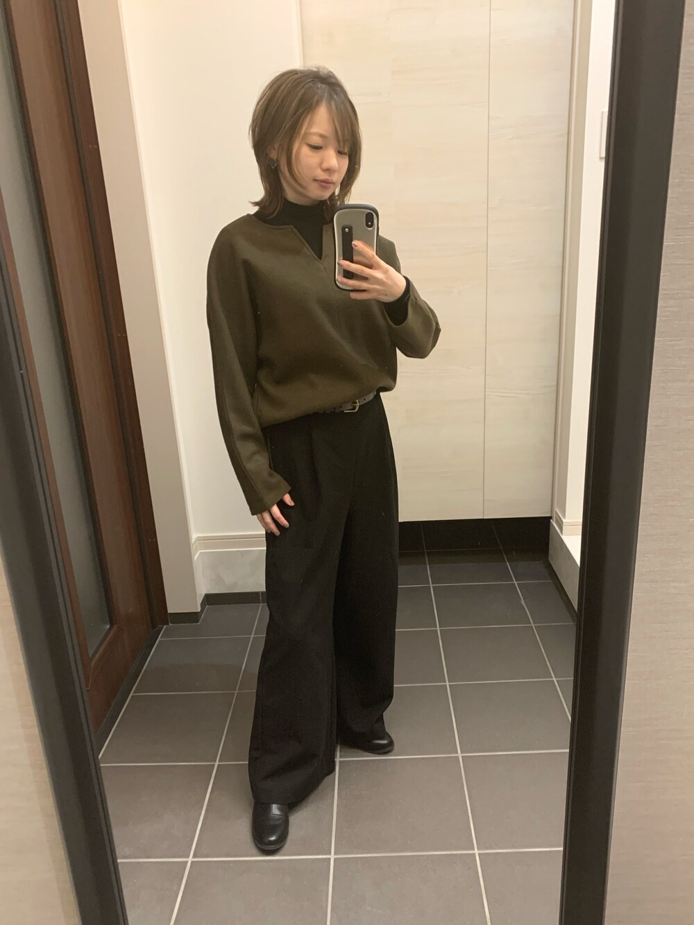 「シンプルコーデ、カジュアル、オトナカジュアル、低身長コーデ」｜「UNIQLOのリブハイネックT（長袖）（Tシャツ/カットソー、ブラック系）」を使った、yuriさん（レディース・152cm）の冬コーディネートの1枚目の写真