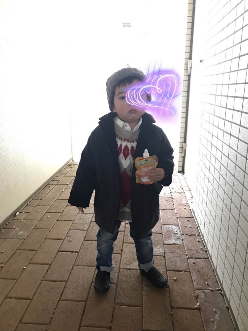 「キッズファッション、男の子、スリッポン、ニット帽、ダメージデニム、ノルディック柄、冬コーデ、3歳、集まれ！北関東キッズ★、ピーコート」｜「combiminiのアイテム（ピーコート、ブラック系）」を使った、kiraraさん（キッズ・100cm）の冬コーディネートの1枚目の写真