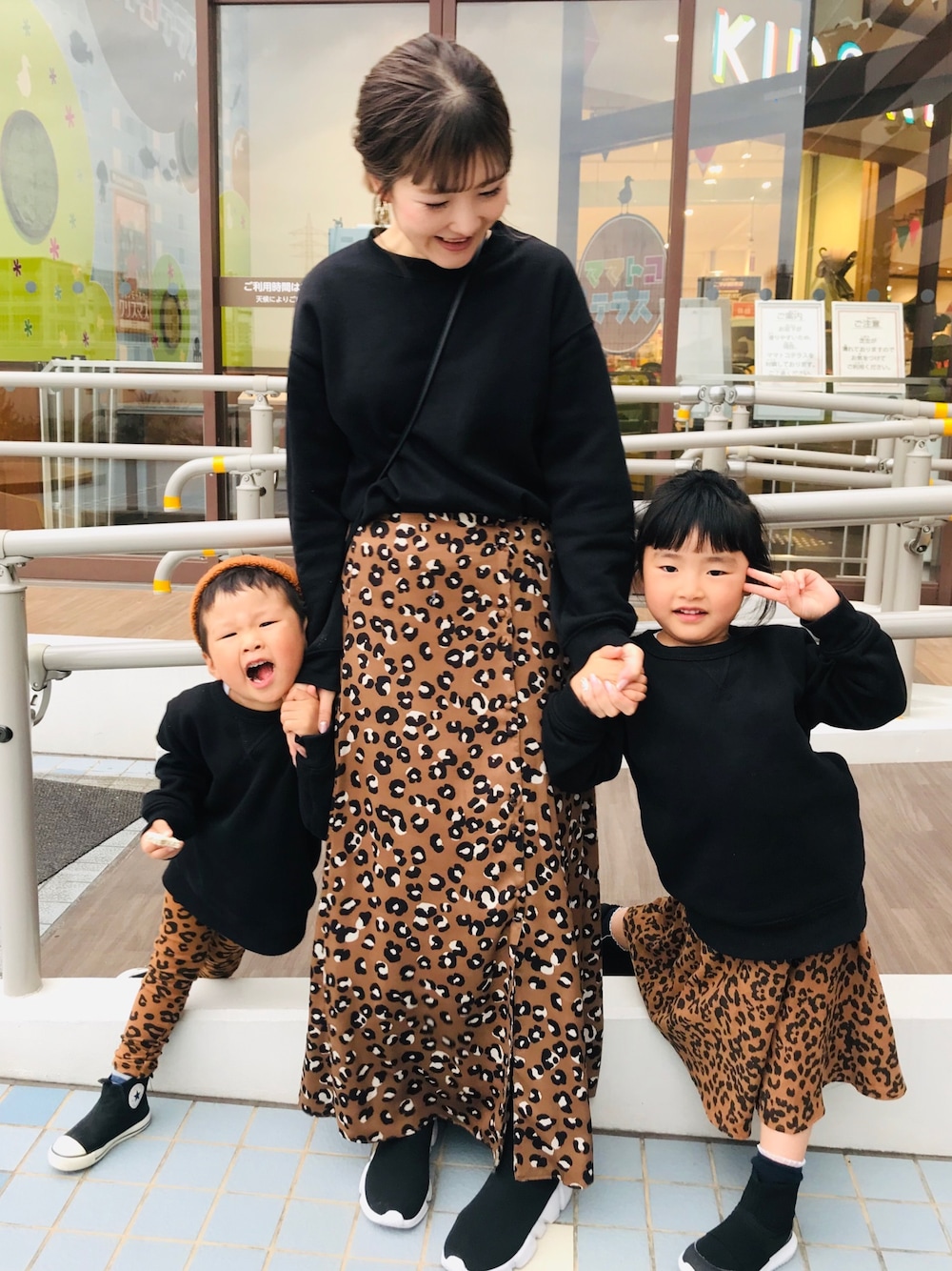 「親子コーデ、親子でおそろい、5歳女の子、3歳男の子、レオパード」｜「TODAYFULのアイテム（スカート、ブラウン系）」を使った、ayuna.toaさん（キッズ・100cm）の秋コーディネートの1枚目の写真