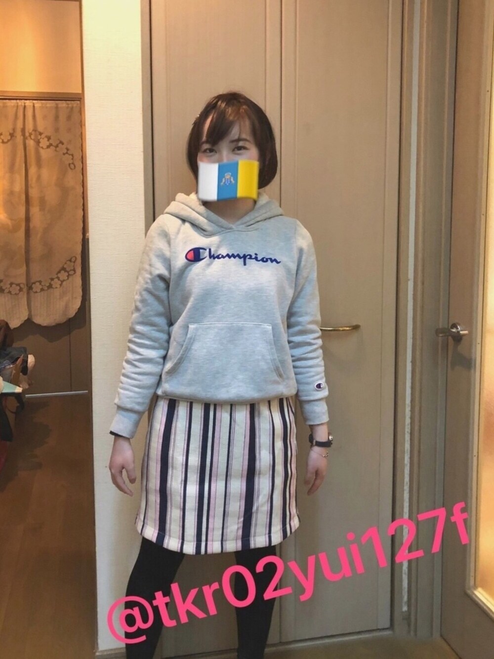 「シンプルコーデ、冬コーデ、Champion、ストライプ、ミニスカート、E hyphen world gallary、おしゃれさんと繋がりたい、いいね、save、フォローお願いします🤑、ゆるコーデ、スウェット」｜「dazzlinのキャンディストライプミニスカート（スカート、ピンク系）」を使った、WEARのりっきゅん＠いけしお🦋✨さん（レディース・150cm）の冬コーディネートの1枚目の写真