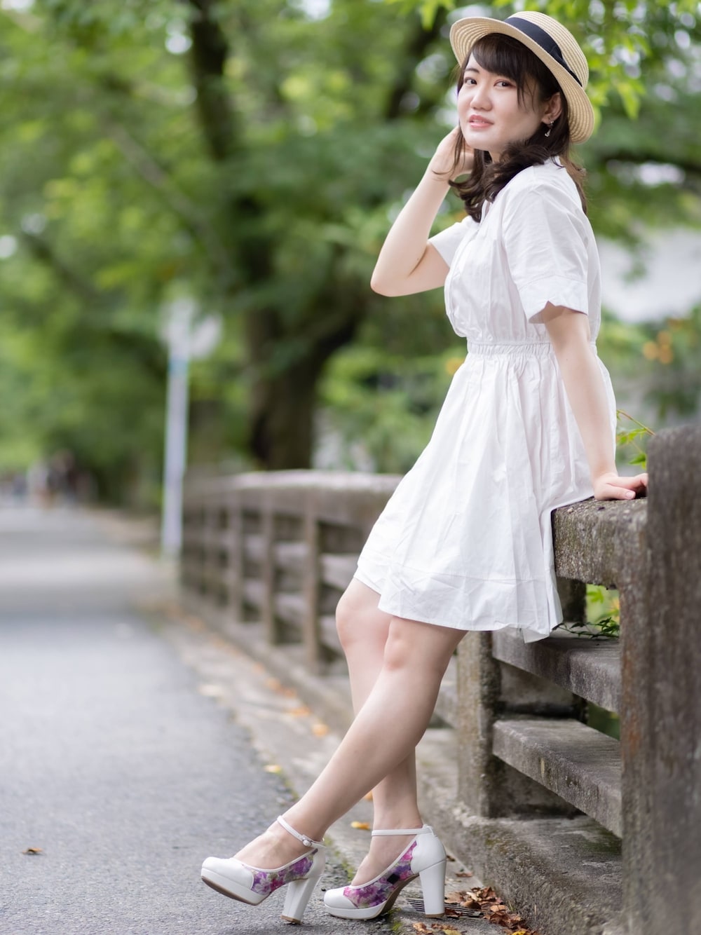 「おしゃれさんと繋がりたい、シンプル、夏コーデ、ワンピース、低身長、ポートレート、プチプラ、ラフ、麦わら帽子、休日スタイル」｜「ESPERANZAのアイテム（パンプス、ホワイト系）」を使った、WEARのりっきゅん＠いけしお🦋✨さん（レディース・151cm）の夏コーディネートの1枚目の写真