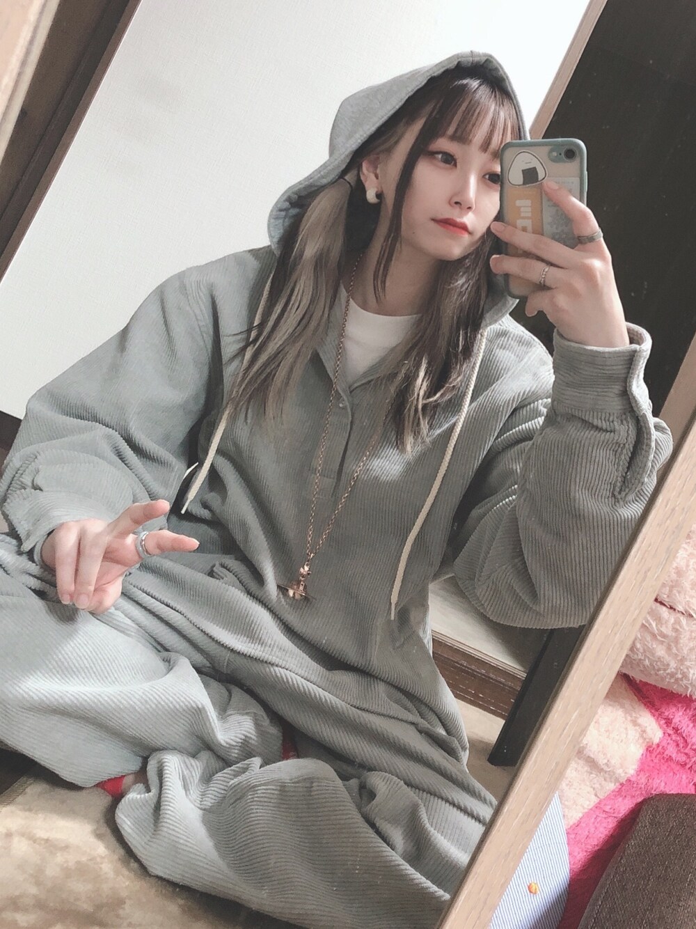 グレー系のセットアップ、ホワイト系のTシャツ/カットソー、ベージュ系のピアス(両耳用)を着用したレディースの春コーディネートの1枚目の写真