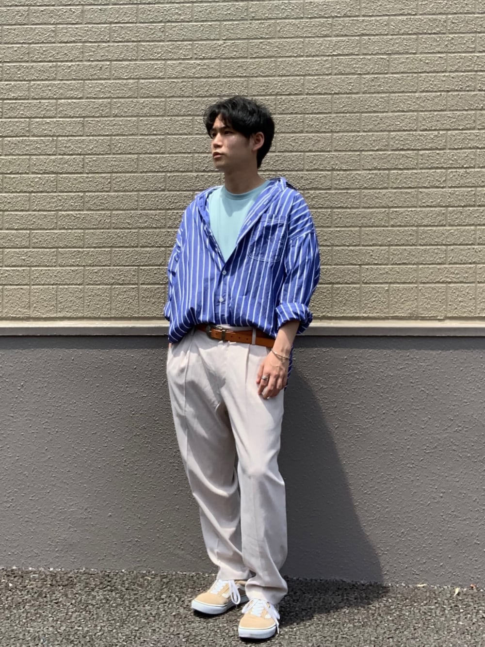 「おしゃれさんと繋がりたい、古着MIX、韓国ファッション、低身長、タックイン、レイヤードスタイル、くすみカラー、スニーカー、ペールトーン、ミントグリーン」｜「usedのアイテム（シャツ/ブラウス、ブルー系）」を使った、Kenta.Yさん（メンズ・166cm）の春コーディネートの1枚目の写真