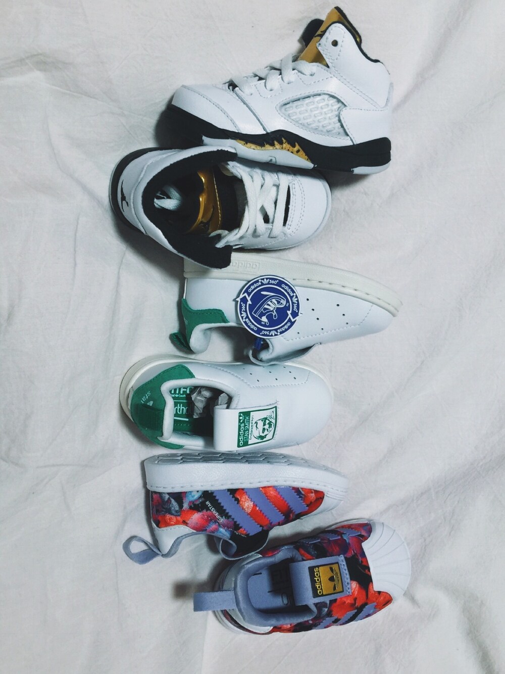 「kids、adidas originals、stansmith、Jordan」｜「Jordanのアイテム（スニーカー、ホワイト系）」を使った、M03さん（キッズ・70cm）の春コーディネートの1枚目の写真