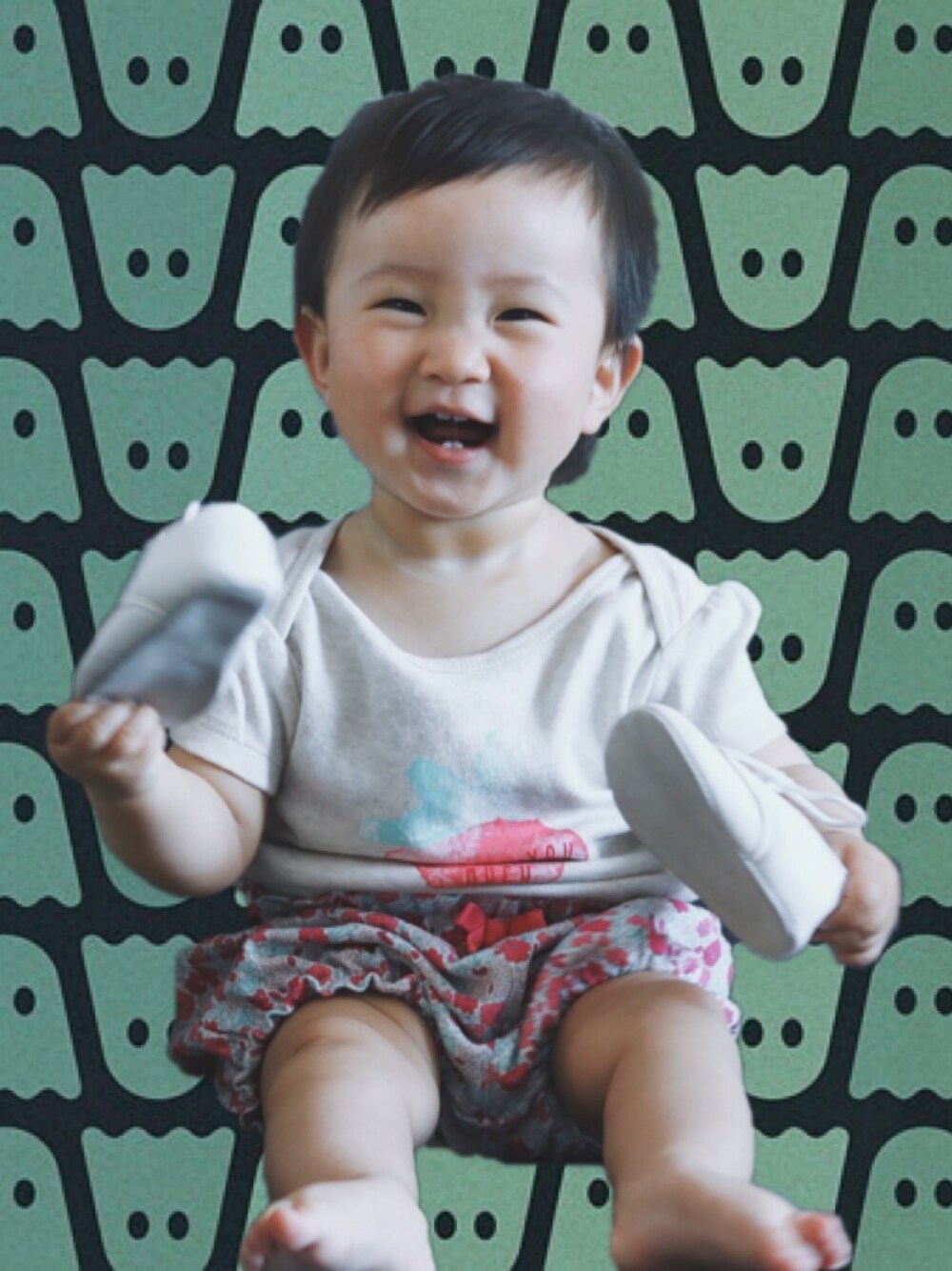「GAPbaby、HOME」｜「babyGAPのアイテム（ロンパース、グレー系）」を使った、M03さん（キッズ・70cm）の春コーディネートの1枚目の写真