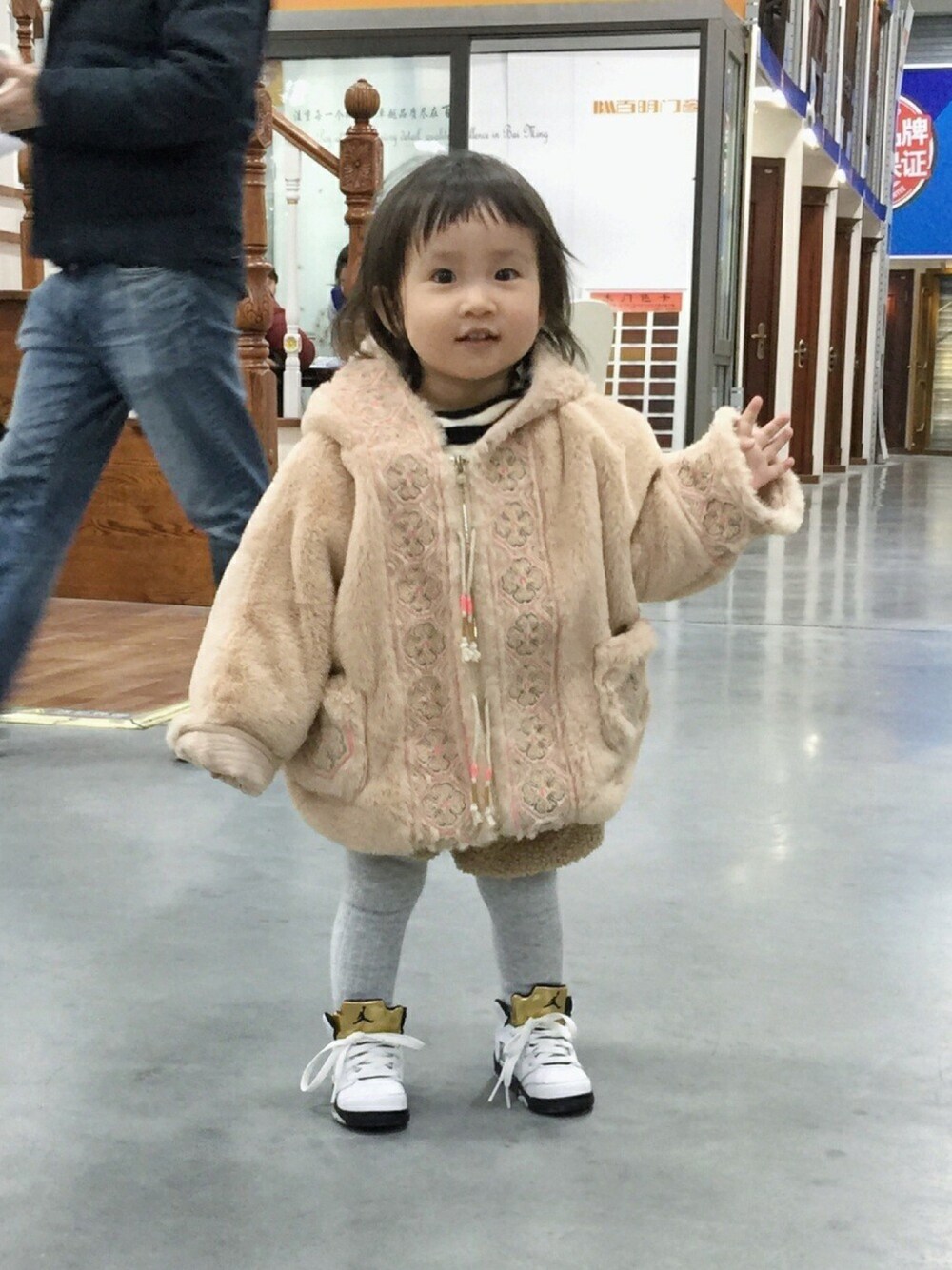 「fur、kids、冬、NIKE」｜「Louise Mishaのアイテム（ピーコート、ベージュ系）」を使った、M03さん（キッズ・80cm）の冬コーディネートの1枚目の写真