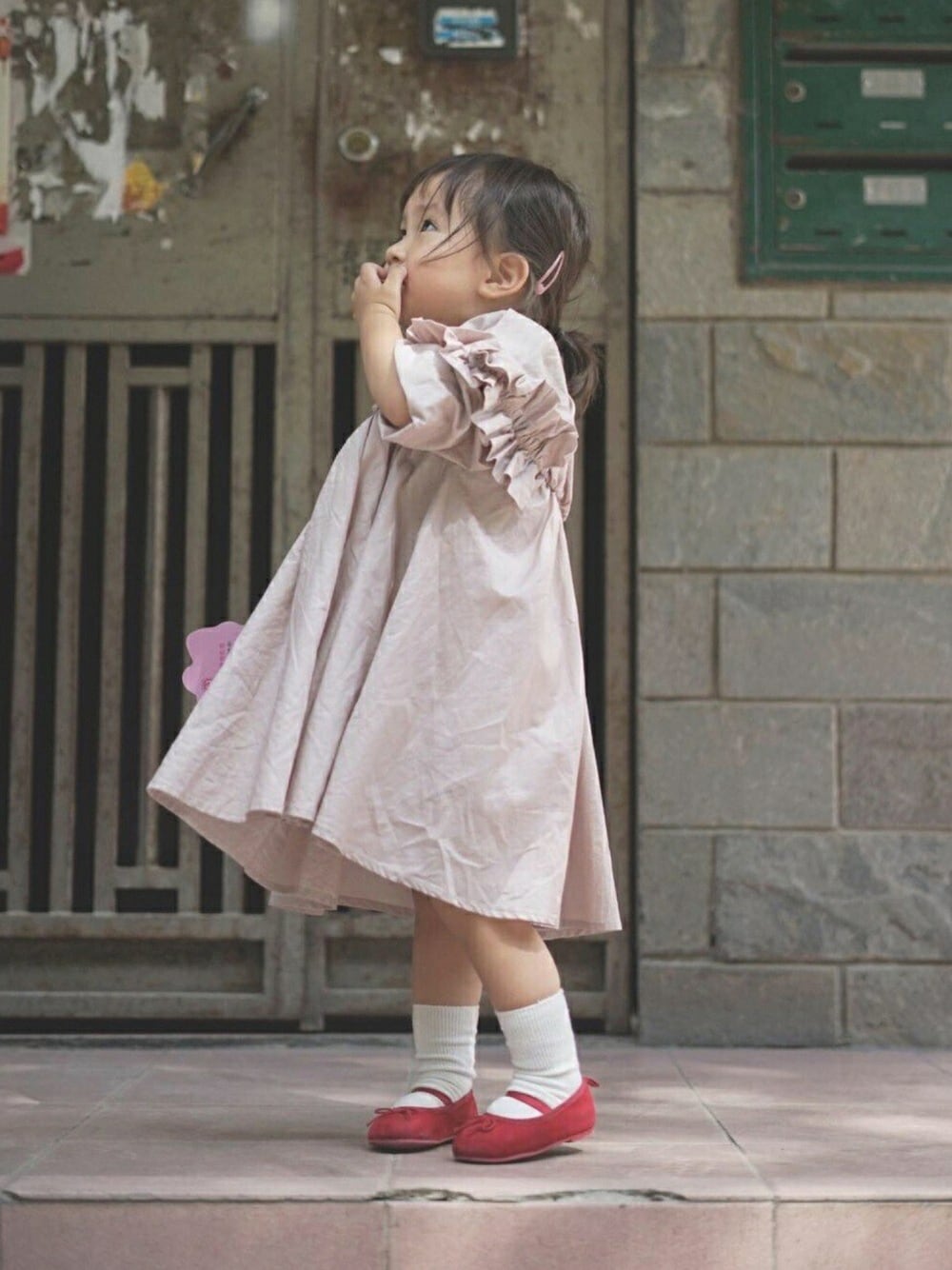 「H&M、2歳、JNBY」｜「H&MのH&M 定番芭蕾鞋（バレエシューズ、レッド系）」を使った、M03さん（キッズ・90cm）の秋コーディネートの1枚目の写真