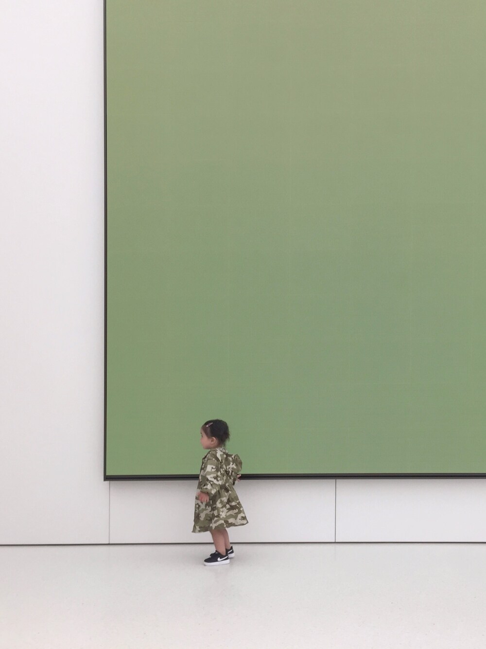 「apple store、JNBY、NIKE」｜「JNBYのアイテム（ピーコート、グリーン系）」を使った、M03さん（キッズ・90cm）の秋コーディネートの1枚目の写真
