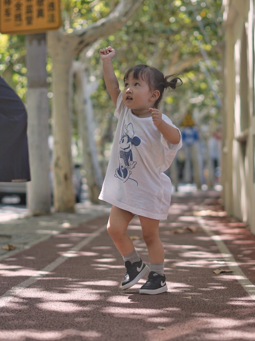 「女の子、秋コーデ、Mickey Mouse 、UNIQLO、UT、NIKE」｜「UNIQLOのアイテム（Tシャツ/カットソー、ホワイト系）」を使った、M03さん（キッズ・90cm）の秋コーディネートの1枚目の写真