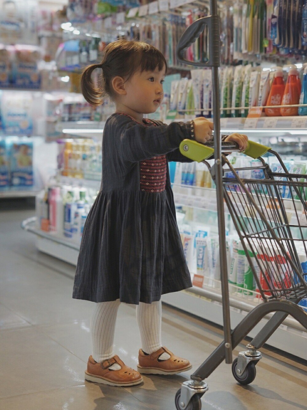 「秋のコーデ、kids、英国風、连衣裙」｜「CBCのアイテム（ワンピース、ブルー系）」を使った、M03さん（キッズ・90cm）の秋コーディネートの1枚目の写真