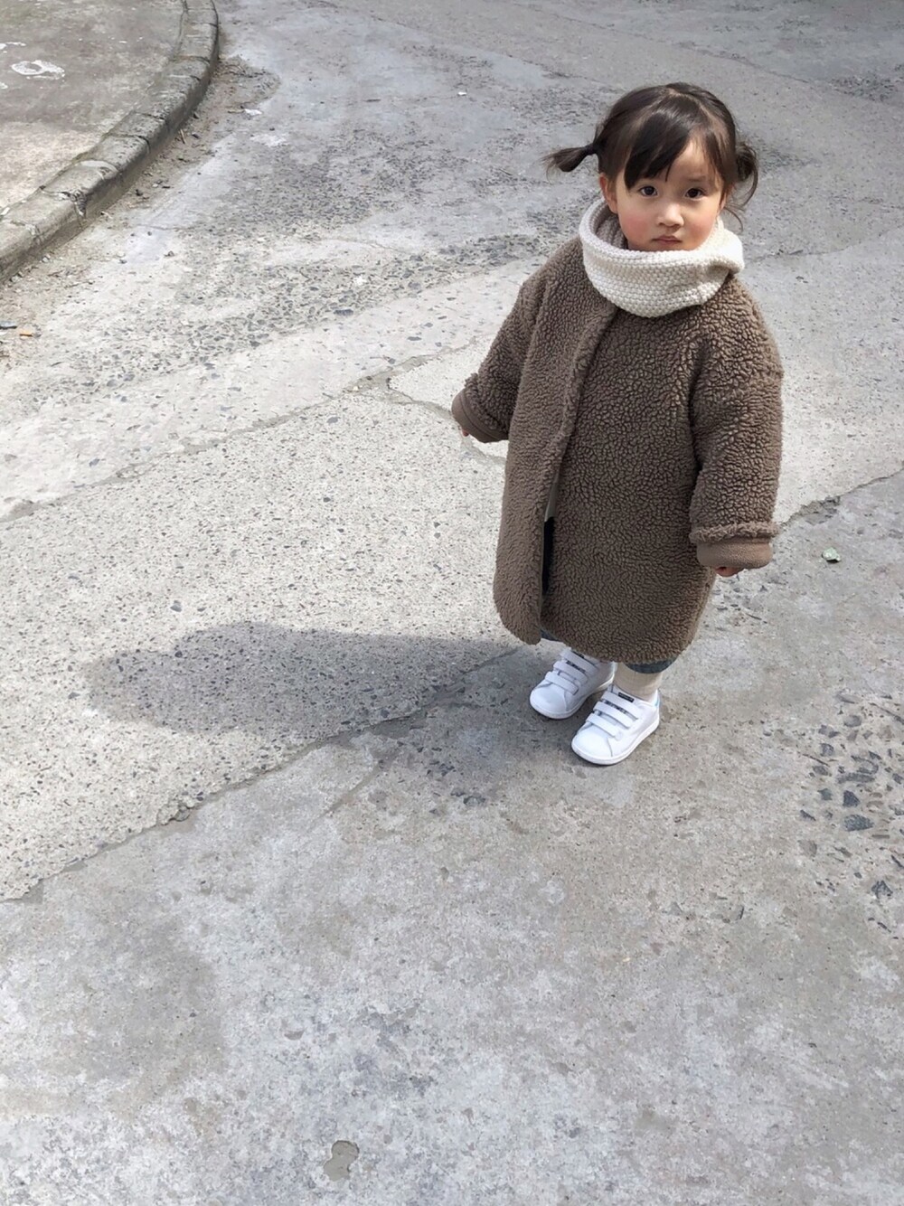 「子供服、2歳、adidas originals」｜「no brandのアイテム（ダウンジャケット/コート、ブラウン系）」を使った、M03さん（キッズ・90cm）の春コーディネートの1枚目の写真
