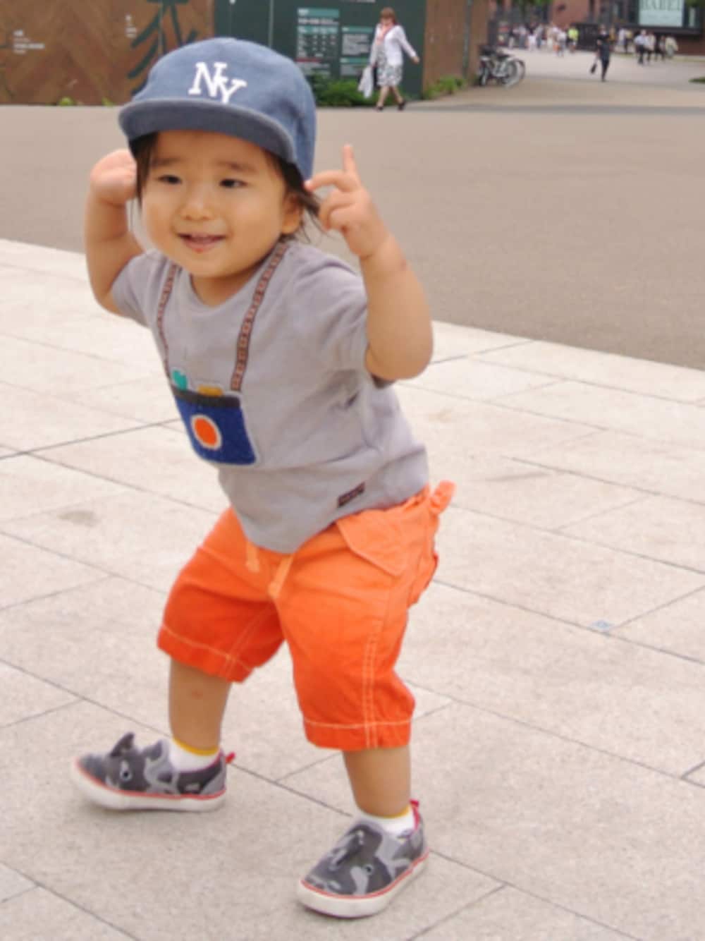 「夏コーデ、キッズコーデ、ドラフトギャップ、短パン、カメラ柄、デニムキャップ、おとこのこ、ボーイズコーデ、変なポーズ」｜「H&Mのアイテム（キャップ、ブルー系）」を使った、おーすけさん（キッズ・80cm）の夏コーディネートの1枚目の写真
