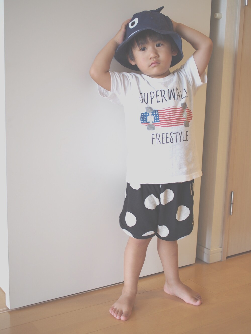 「キッズファッション、夏コーデ、おとこのこ、男の子コーデ、プティマイン、petit main、GAP、gap kids、3歳、キッズコーデ」｜「petit mainのスケボー半袖Ｔシャツ（Tシャツ/カットソー、ホワイト系）」を使った、sakuさん（キッズ・90cm）の夏コーディネートの1枚目の写真