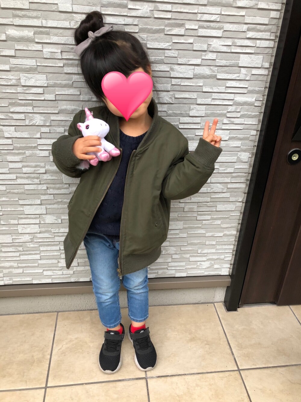 「キッズコーデ、3歳、おんなのこ」｜「GLOBAL WORKのアイテム（MA-1、ブラック系）」を使った、riiiさん（キッズ・100cm）の冬コーディネートの1枚目の写真