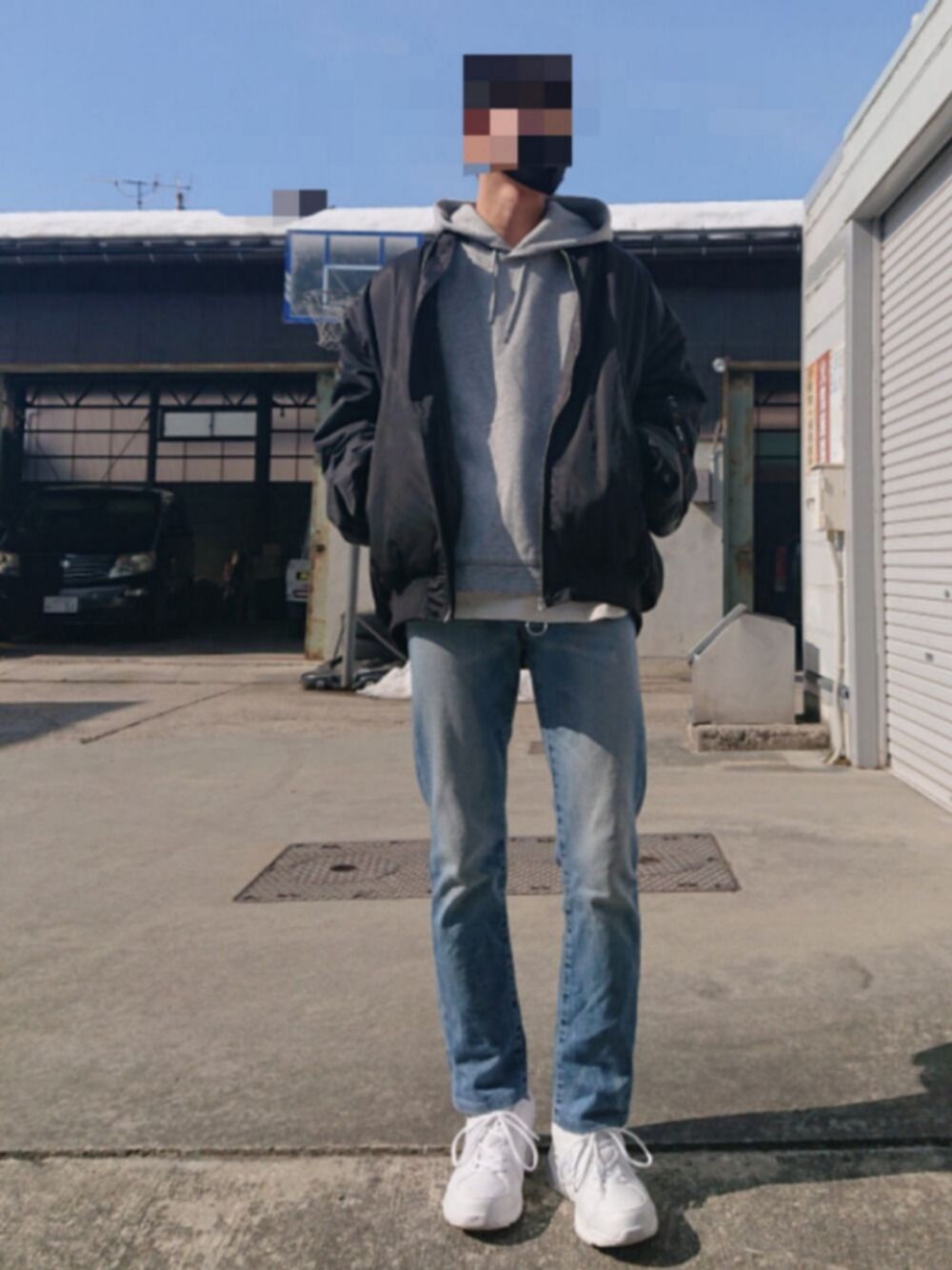 「シンプルコーデ、スニーカー、白スニーカー、act'm、GU、プチプラ、MA-1、adrer、お洒落さんとつながりたい」｜「GUの(GU)カットオフジーンズ BLUE 58（デニムパンツ、ブルー系）」を使った、kh20030428さん（メンズ・180cm）の冬コーディネートの1枚目の写真