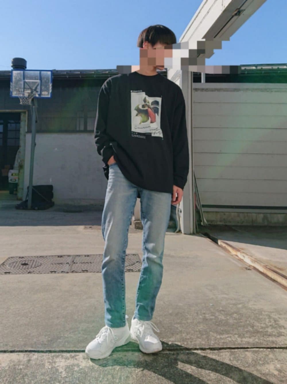 「シンプル、カジュアル、白スニーカー、taiくん、Junred、おしゃれさんと繋がりたい、黒、オーバーサイズ、ビックシルエット」｜「JUNREDの【tai×JUNRed】 ビックシルエットスラッシュアップルロンT（Tシャツ/カットソー、ブラック系）」を使った、kh20030428さん（メンズ・180cm）の春コーディネートの1枚目の写真
