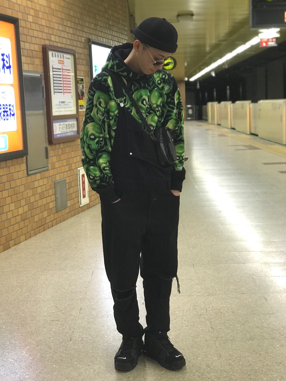 「シンプルコーデ、おしゃれさんと繋がりたい、ブラック、ロールアップ、デニムパンツ、シンプル、ストリート、street、supreme、オーバーオール」｜「HAREのアイテム（ニットキャップ/ビーニー、ブラック系）」を使った、YURIAさん（メンズ・178cm）の春コーディネートの1枚目の写真