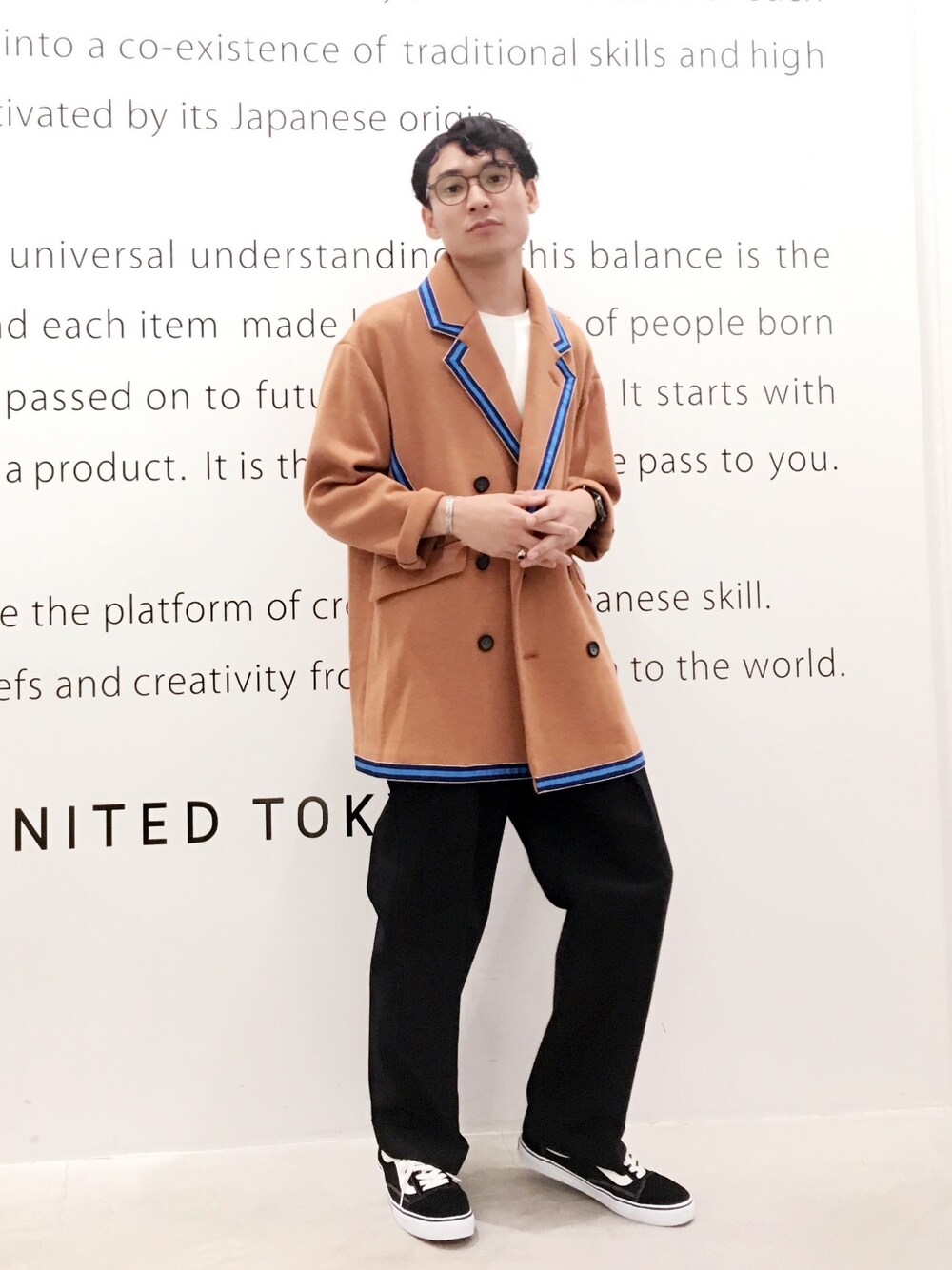 「UNITED TOKYO、ジャケット、AW、ロングジャケット、VANS、ワイドパンツ」｜「UNITED TOKYOのアイテム（テーラードジャケット、ベージュ系）」を使った、井之元智之さん（メンズ・171cm）の夏コーディネートの1枚目の写真