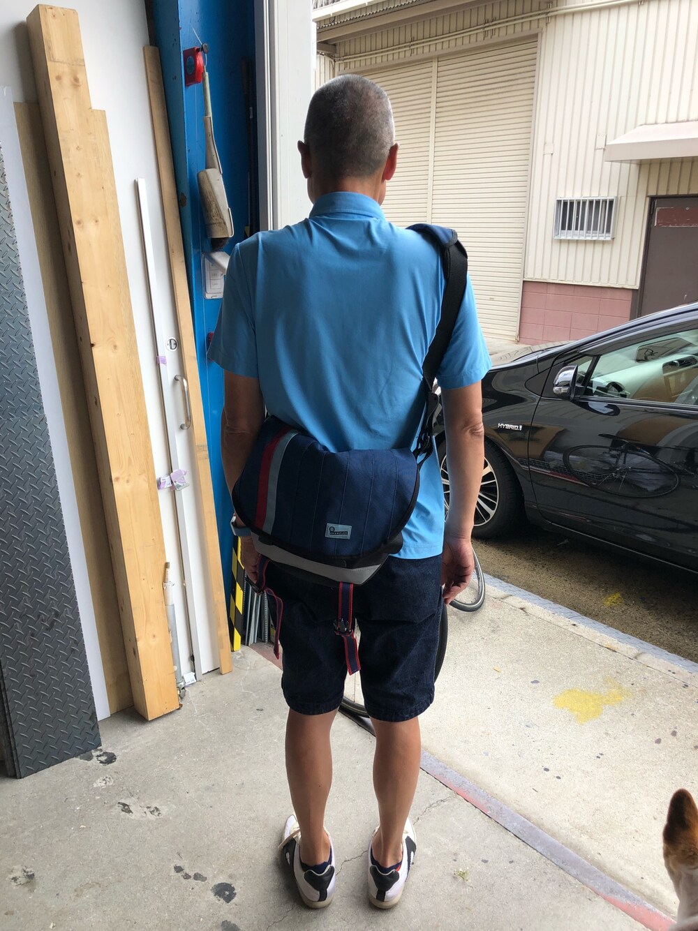 「CRUMPLERのアイテム（メッセンジャーバッグ、ブルー系）」を使った、yongihさん（メンズ・175cm）の夏コーディネートの1枚目の写真