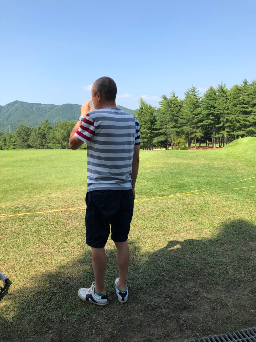 ホワイト系のTシャツ/カットソーを着用したメンズの夏コーディネートの1枚目の写真