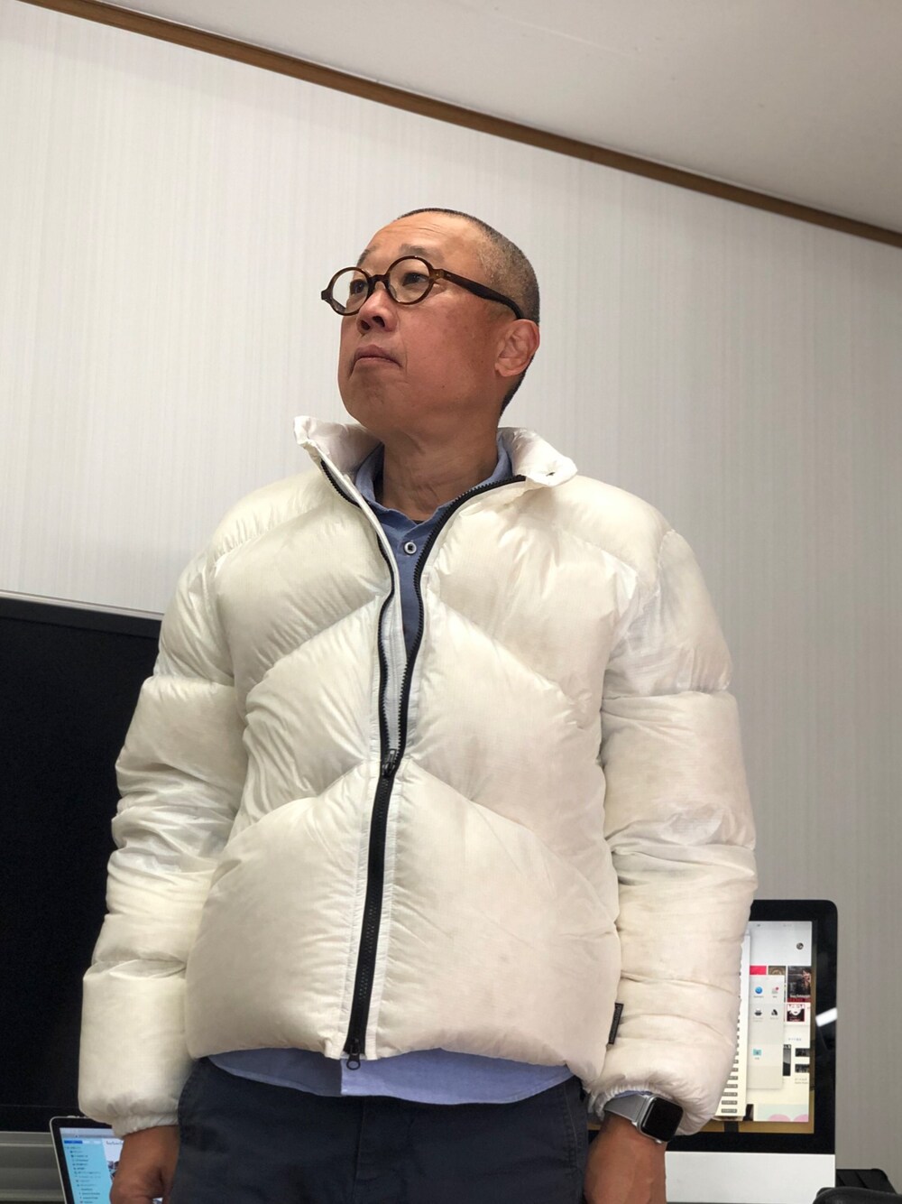 「きれいめカジュアル」｜「Rocky Mountain FeatherBedのアイテム（ダウンジャケット/コート、ホワイト系）」を使った、yongihさん（メンズ・175cm）の冬コーディネートの1枚目の写真