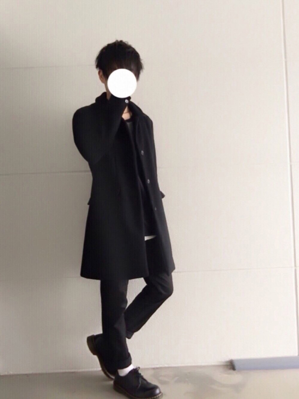 ブルー系のTシャツ/カットソー、ブラック系のステンカラーコート、ホワイト系のタンクトップを着用したメンズの冬コーディネートの1枚目の写真