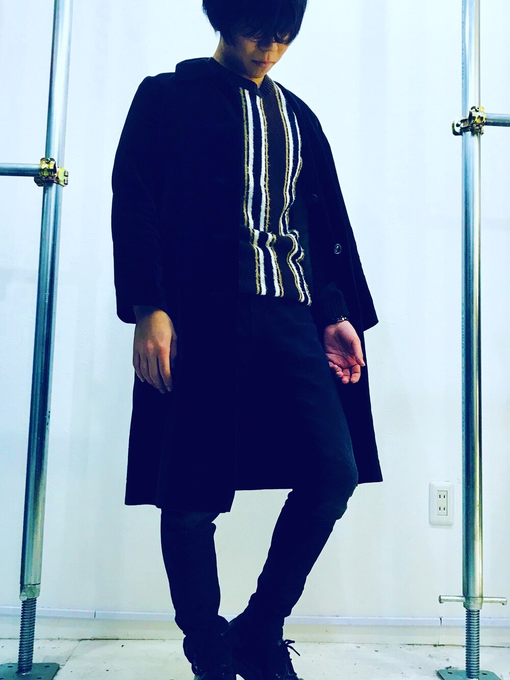 「おしゃれさんと繋がりたい、冬コーデ、Dr.Martens、古着、古着MIX、ニット、コート、Yシルエット、黒スキニー、古着屋」｜「Dr. Martensのアイテム（ブーティ、ブラック系）」を使った、シノミーさん（メンズ・164cm）の冬コーディネートの1枚目の写真