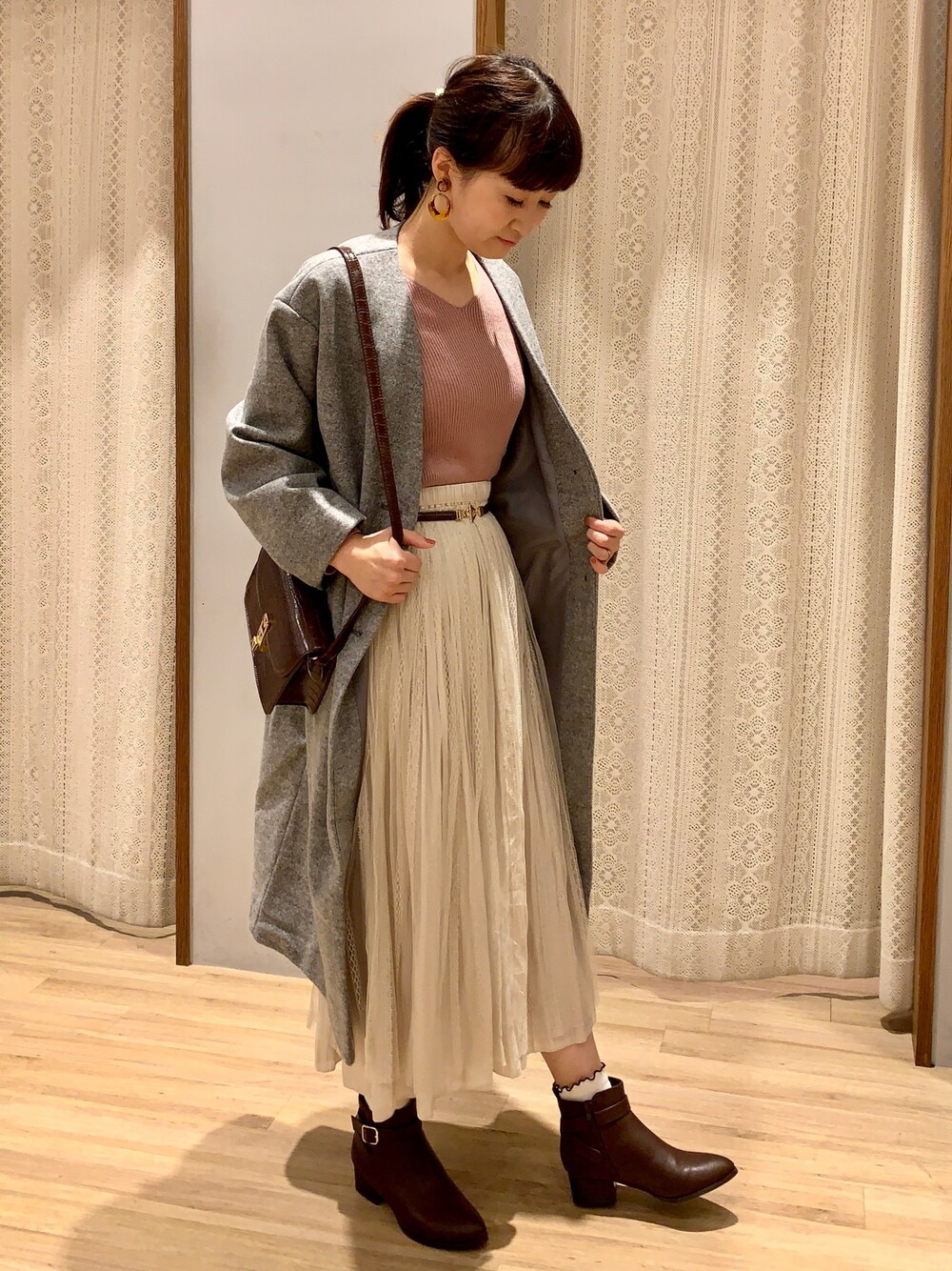 「キレイめ、アースミュージック＆エコロジー、earth music&ecology、リバーシブルスカート、レーススカート、リブニット、ノーカラーコート、Vネックニット」｜「earth music&ecologyのシャイニーカラーリバーシブルスカート（スカート、ホワイト系）」を使った、satomikamoさん（レディース・162cm）の秋コーディネートの1枚目の写真