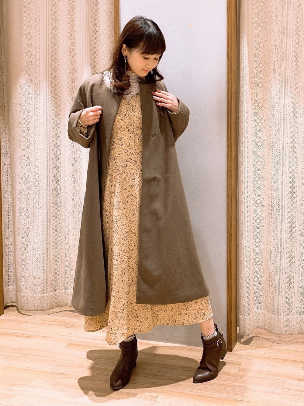 「アースミュージック＆エコロジー、earth music&ecology、earthstaff、キレイめ、きれいめコーディネート、ワンピース、花柄ワンピース、レースインナー、Aラインコート、オトナ女子」｜「earth music&ecologyのシアーレースインナー　＊（Tシャツ/カットソー、ホワイト系）」を使った、satomikamoさん（レディース・162cm）の冬コーディネートの1枚目の写真