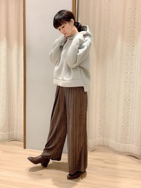 「earth music&ecology（アースミュージックアンドエコロジー）のベロアプリーツストレートパンツ　＊（その他パンツ）」を使った、satomikamoさん（レディース・162cm）の冬コーディネート