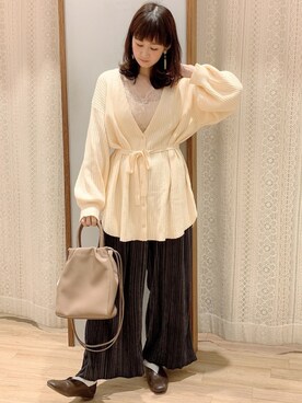 「earth music&ecology（アースミュージックアンドエコロジー）のベロアプリーツストレートパンツ　＊（その他パンツ）」を使った、satomikamoさん（レディース・162cm）の冬コーディネート