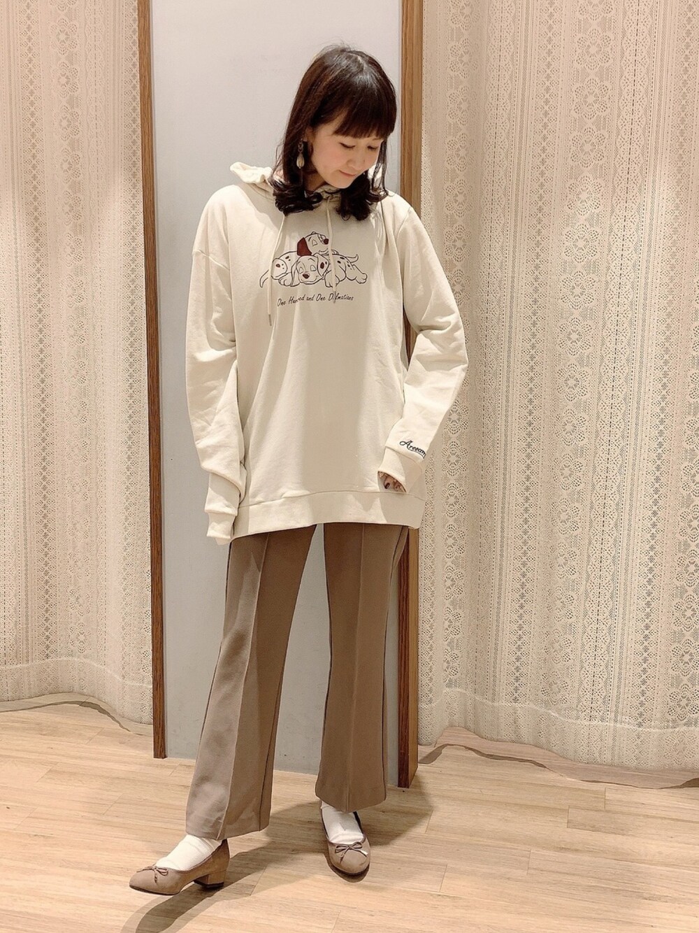 「101匹わんちゃん、101、ディズニーコーデ、Areeam、Areeamコーデ、earth music&ecology、earthstaff、アースミュージック＆エコロジー、パーカーコーデ、ゆったり」｜「earth music&ecologyのセンタープレスフレアパンツ　＊●（スラックス、ブラウン系）」を使った、satomikamoさん（レディース・162cm）の冬コーディネートの1枚目の写真