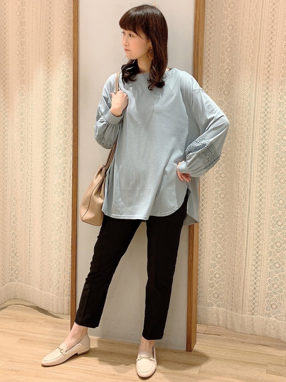 「黒スキニー、袖レース、チュニック、ママコーデ、ママファッション、アースミュージック＆エコロジー、earth music&ecology、プチプラコーデ、大人カジュアル、パンツスタイル」｜「earth music&ecologyのタックショルダーバッグ（ショルダーバッグ、ブラウン系）」を使った、satomikamoさん（レディース・162cm）の春コーディネートの1枚目の写真